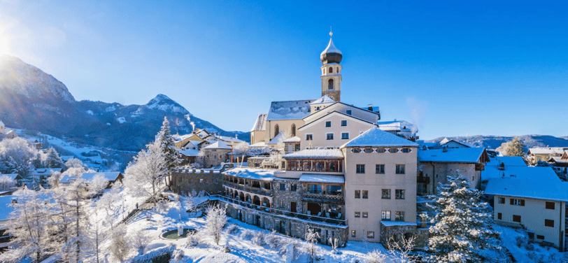 Hotel in einer schneebedeckten Landschaft 