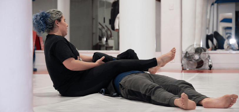 mujer practicando jiujitsu en narvarte para defenderse
