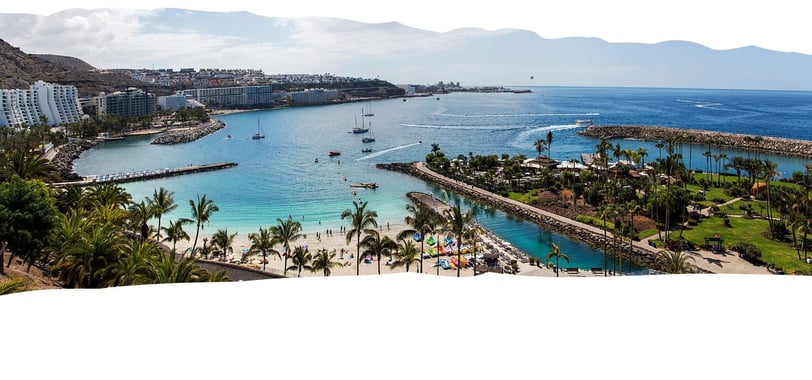 Vista da praia em Tenerife em dia ensolarado, destacando o cenário paradisíaco que recebe cruzeiros