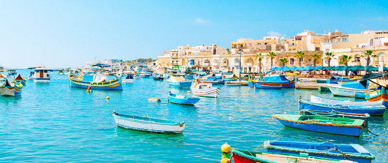 boote im hafen einer stadt auf malta