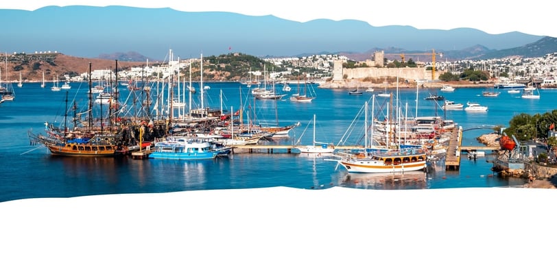 Foto de fundo da página com vista panorâmica do mar azul turquesa de Bodrum, na Turquia