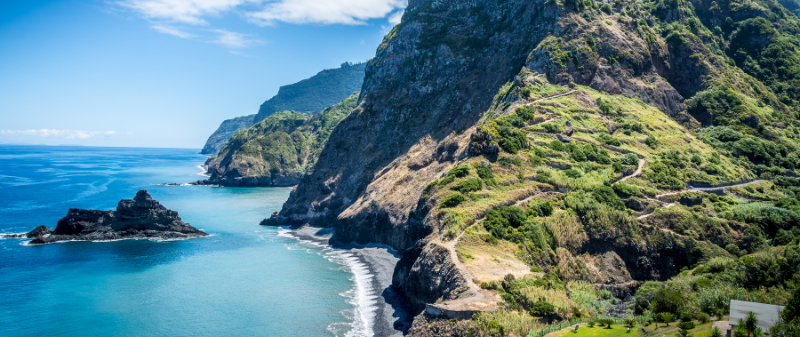 strand und berge auf madeira