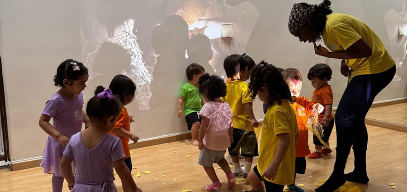 Niños en clase de danza con proyecciones atras en Ukelele Jardín Infantil