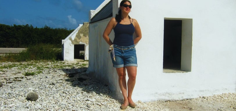 foto da autora visitando a casa dos escravos em bonaire