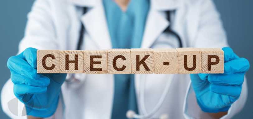 Blocos de empilhar formando a palavra checkup