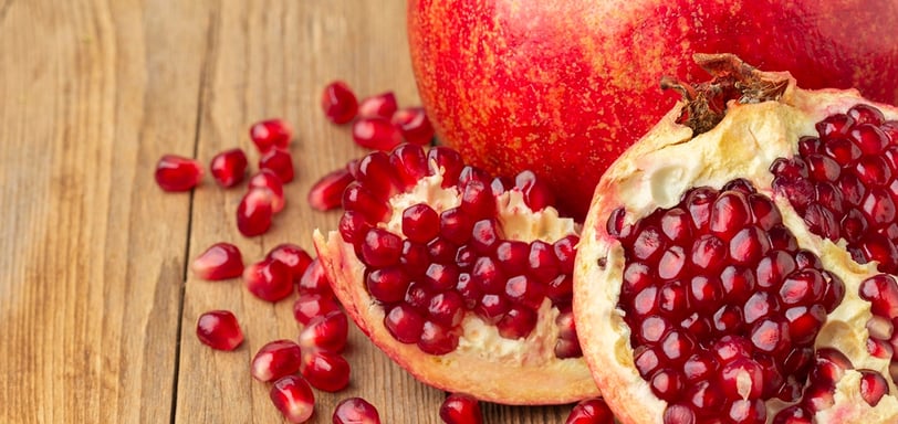 Fruto de granada encima de una mesa
