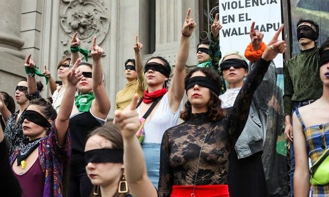 Mulheres vendadas em protesto