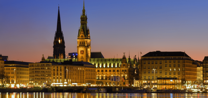 eine Stadtansicht mit einem großen Gebäude und einem Glockenturm