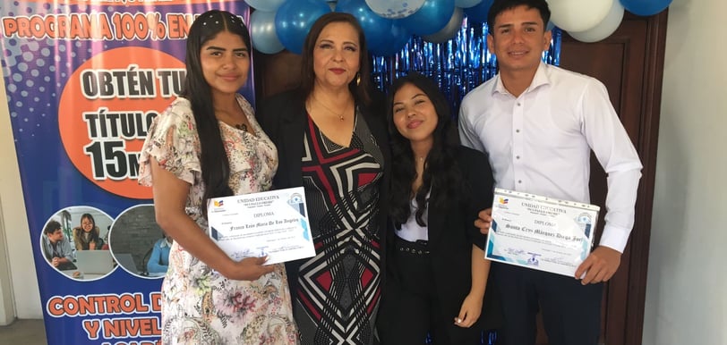Estudiantes concluyendo sus estudios de bachiller fácil y seguro