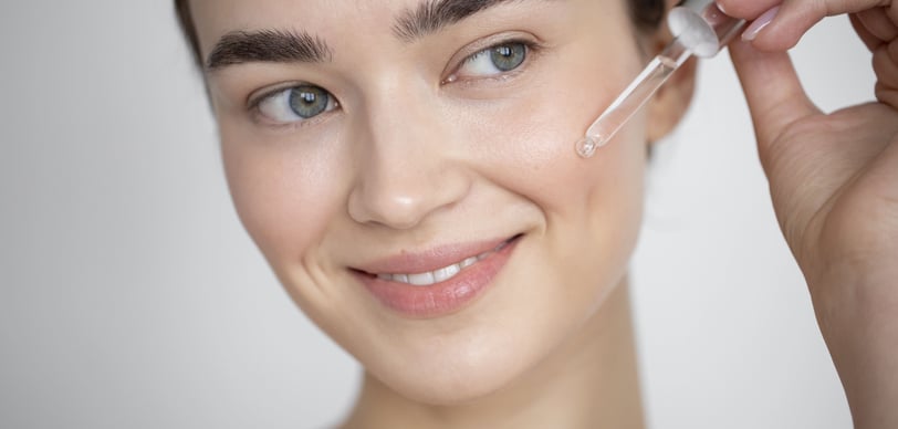 using vitamin c product. credit:freepik
