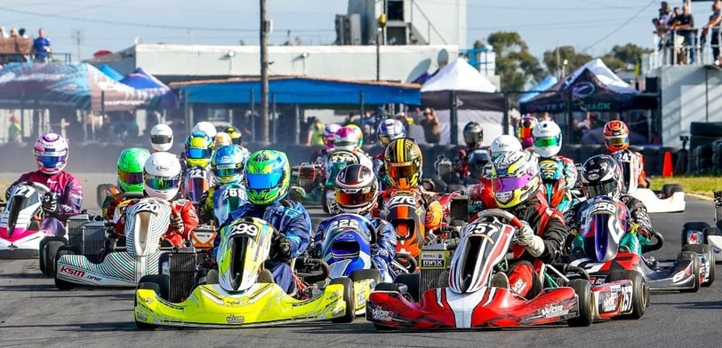 Groupe de karts alignés sur une ligne de départ pour une course.