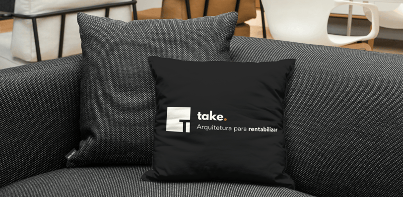 Sofá com almofadas e decoração