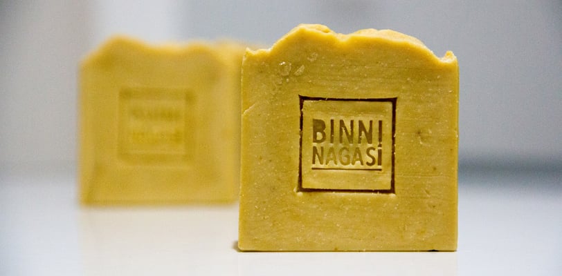 Jabón 100% Natural de Curcuma y Aceite de Olivo Antioxidante y Revitalizante Binni Nagasi