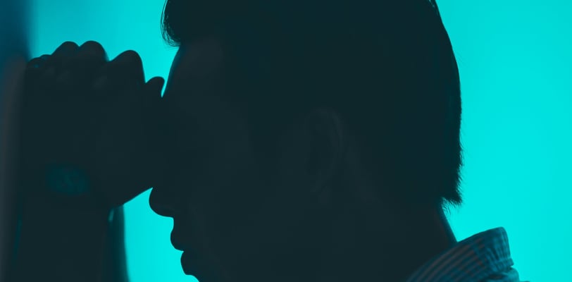 Individuo com semblante de dor