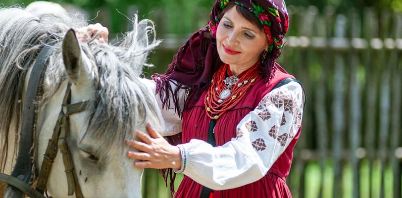 Slavenka u ukrajinskoj narodnoj nošnji koja draga konja..