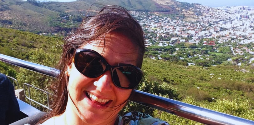 foto da autora no red bus visitando a cidade do cabo