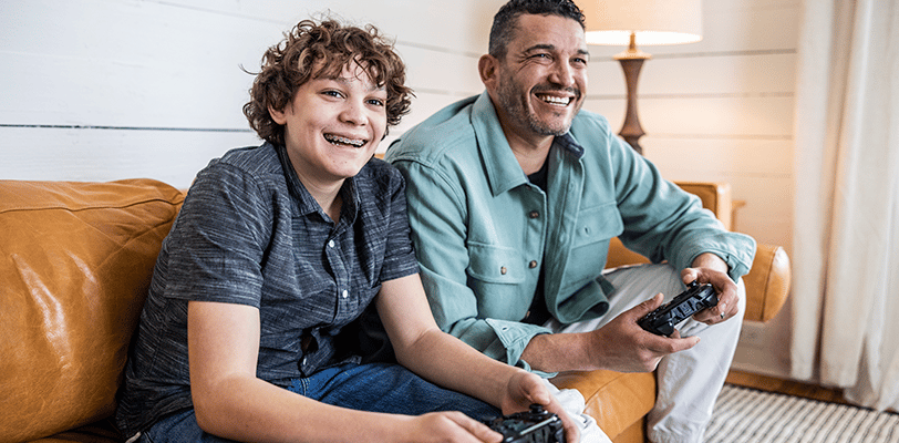 Pai e filhojogando video game