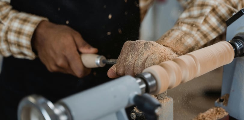 a person is using a wood lather to make a woodworking project