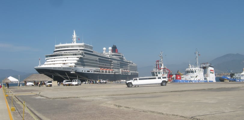 vista do navio Queen Elizabeth no porto de manzanillo no mexico 