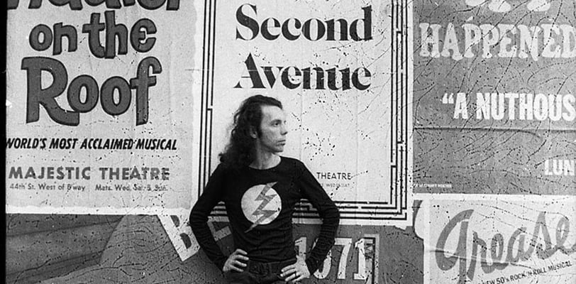 Hélio Oiticica: Explorando as interseções da POP-ART na cultura vernacular.