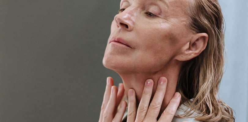une femme qui montre sa peau et ses mains