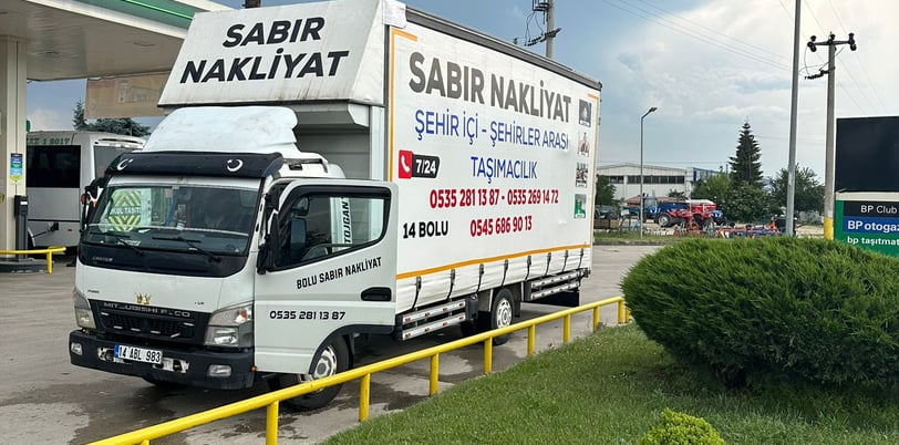Bolu’dan başka bir şehre güvenli şekilde taşınan ev eşyaları kamyona yükleniyor
