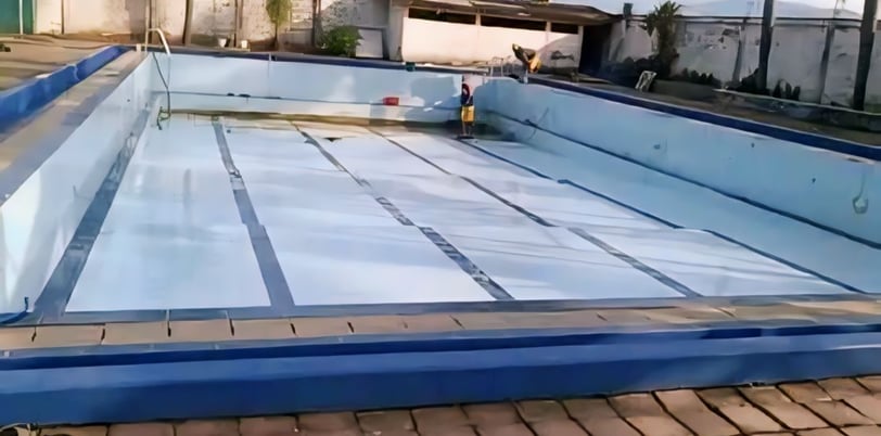 Kolam renang umum Berukuran besar