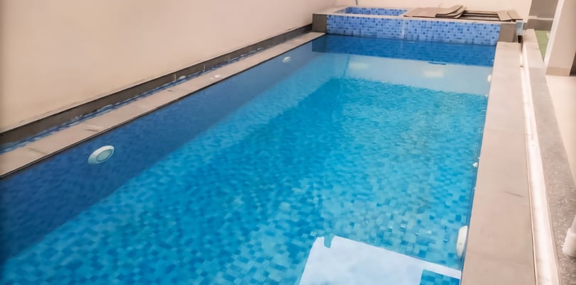 kolam renang dengan desain elegan dan minimalis garapan dayanapool