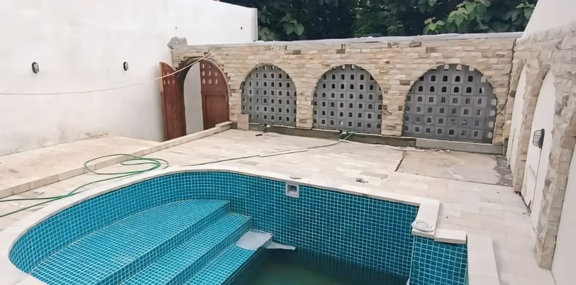 kolam renang minimalis berbentuk perisai