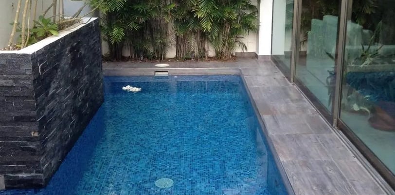 Kolam renang overflow buatan dayanapool dengan finishing mozaik