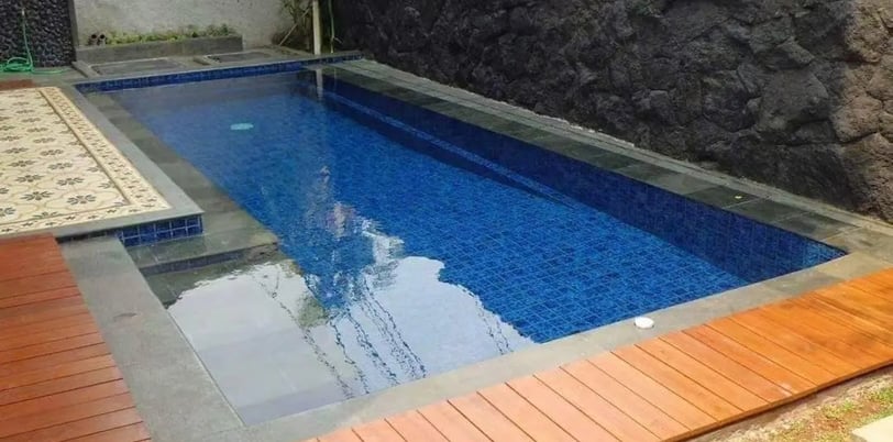 desain kolam renang minimalis di area terbatas