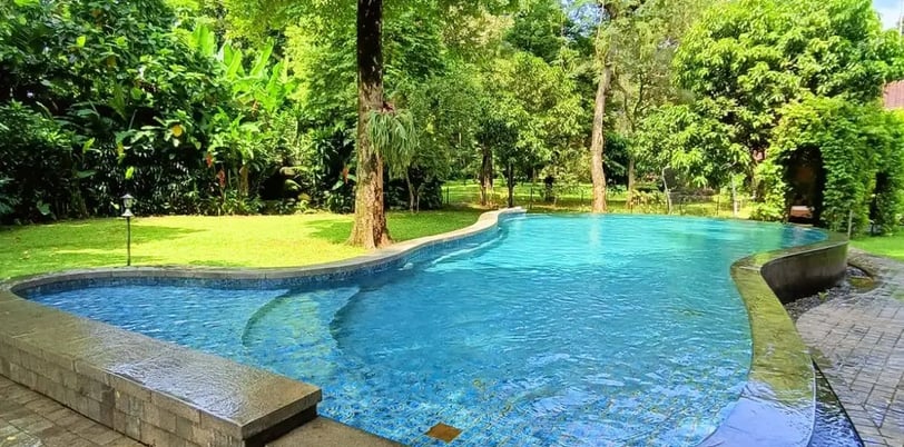 kolam renang dengan latar belakang perbukitan hijau di Bandung