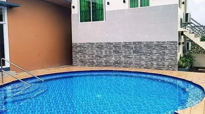 Kolam renang di rumah dan villa
