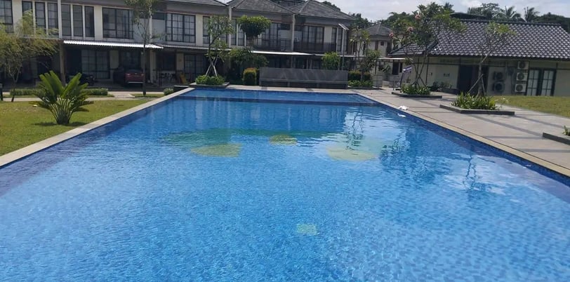 kolam renang dengan desain mewah dan besar buatan dayanapool