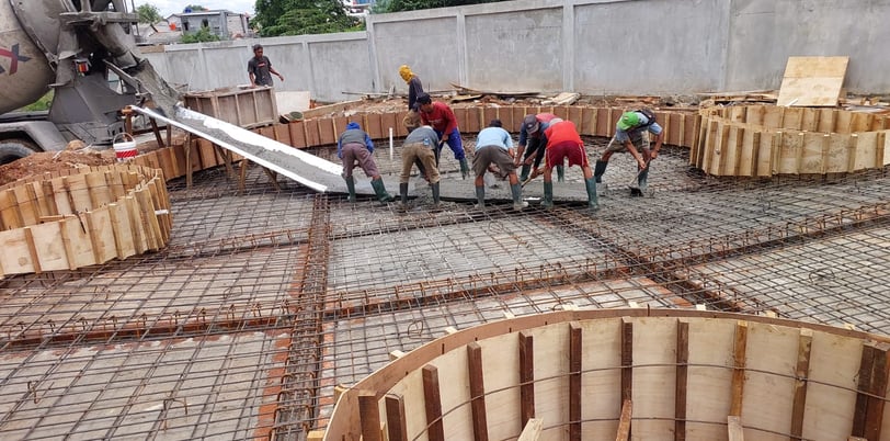 proses pembuatan kolam renang tahap pembesian oleh dayanapool