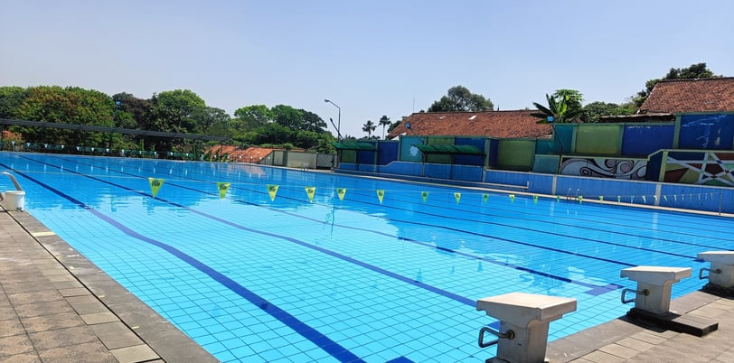 Kolam renang desain elegan dengan ukuran besar