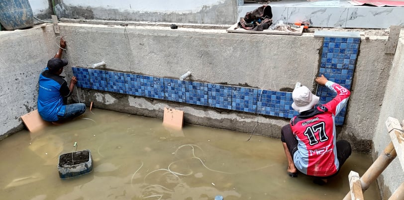 proses pemsangan keramik roman oleh tim dayanapool