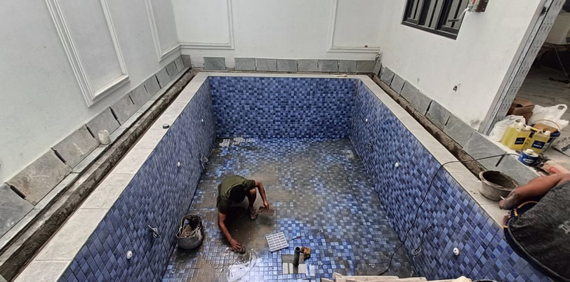 renovasi kolam renang, penggantian keramik kolam renang