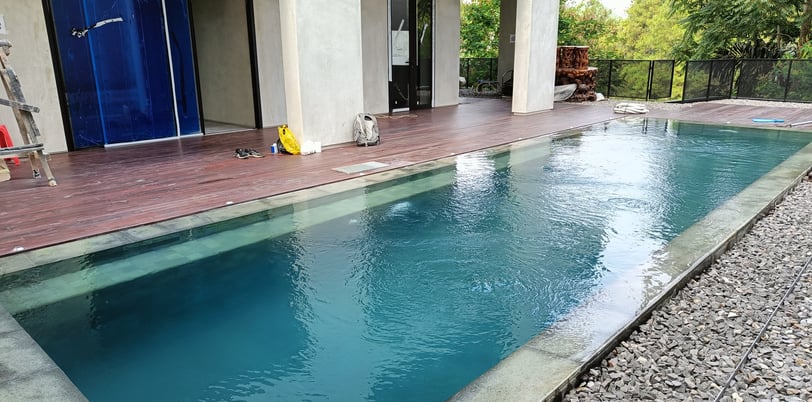 kolam renang Over flow dengan batu alam hijau