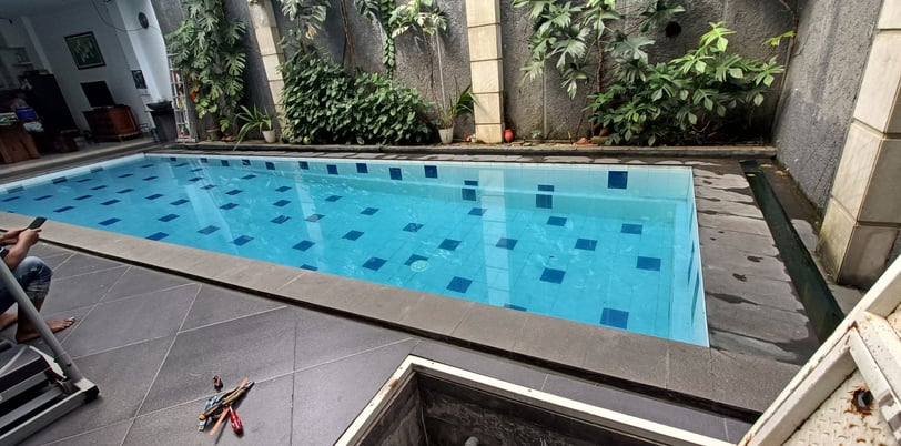 kolam renang dengan keramik roman berwarna biru muda garapan dayanpool