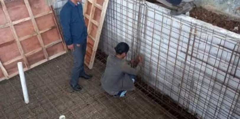 Foto teknisi sedang memeriksa sistem filter kolam renang