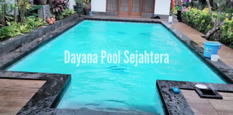 kolam rnang minimalis garapan dayanapool dengan keramik berwarna biru muda