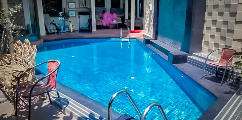 Kolam renang indah dengan finishin g mozaik biru garapan dayanapool