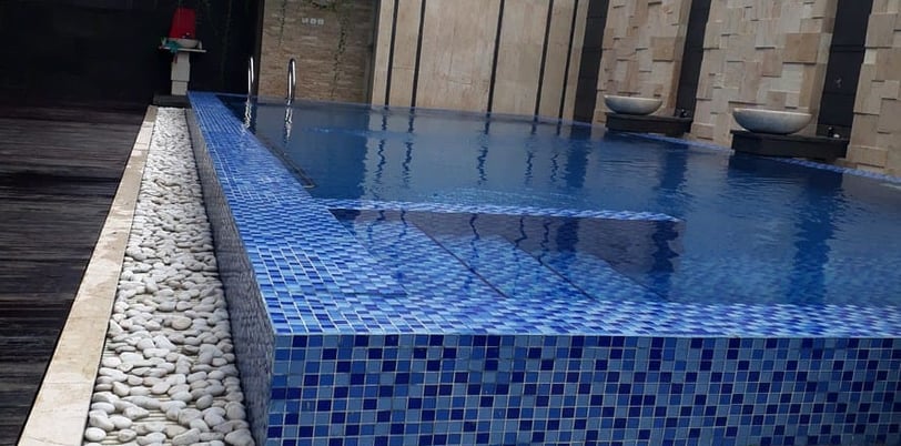 kolam renang over flow yang cantik di halaman belalkang rumah