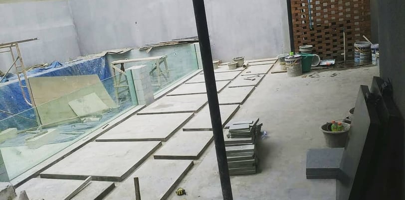 Pembuatan kolam rendam air panas menggunakan kaca di bagian depannya