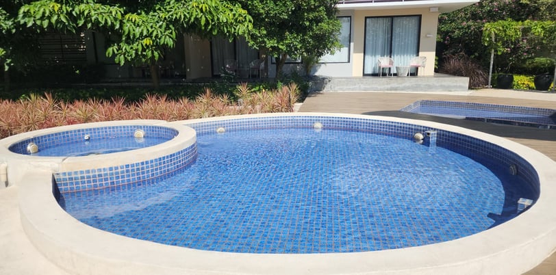 Kolam renang dengan finishing Mozaik dari dayanapool