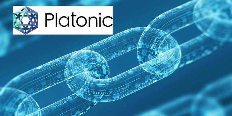 Corrente digital azul com padrões binários e hexagonais em fundo tecnológico, com logotipo Platonic 