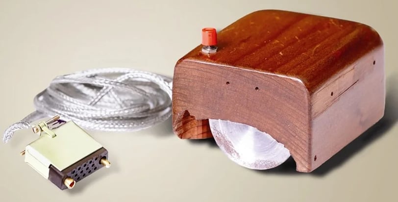 Primeiro mouse de madeira criado por Douglas Engelbart em 1964