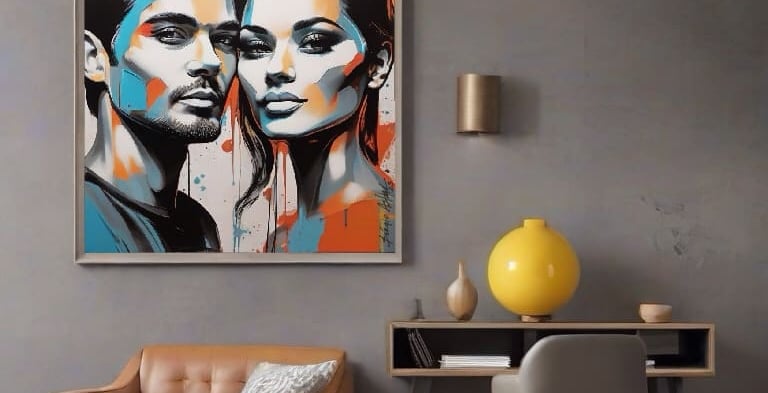 Retrato pop-art de casal com sorrisos radiantes e fundo geométrico.