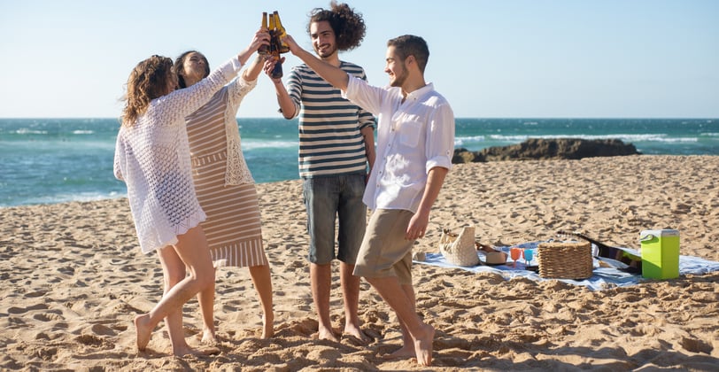 glückliche Solo Alleinreisende am Strand